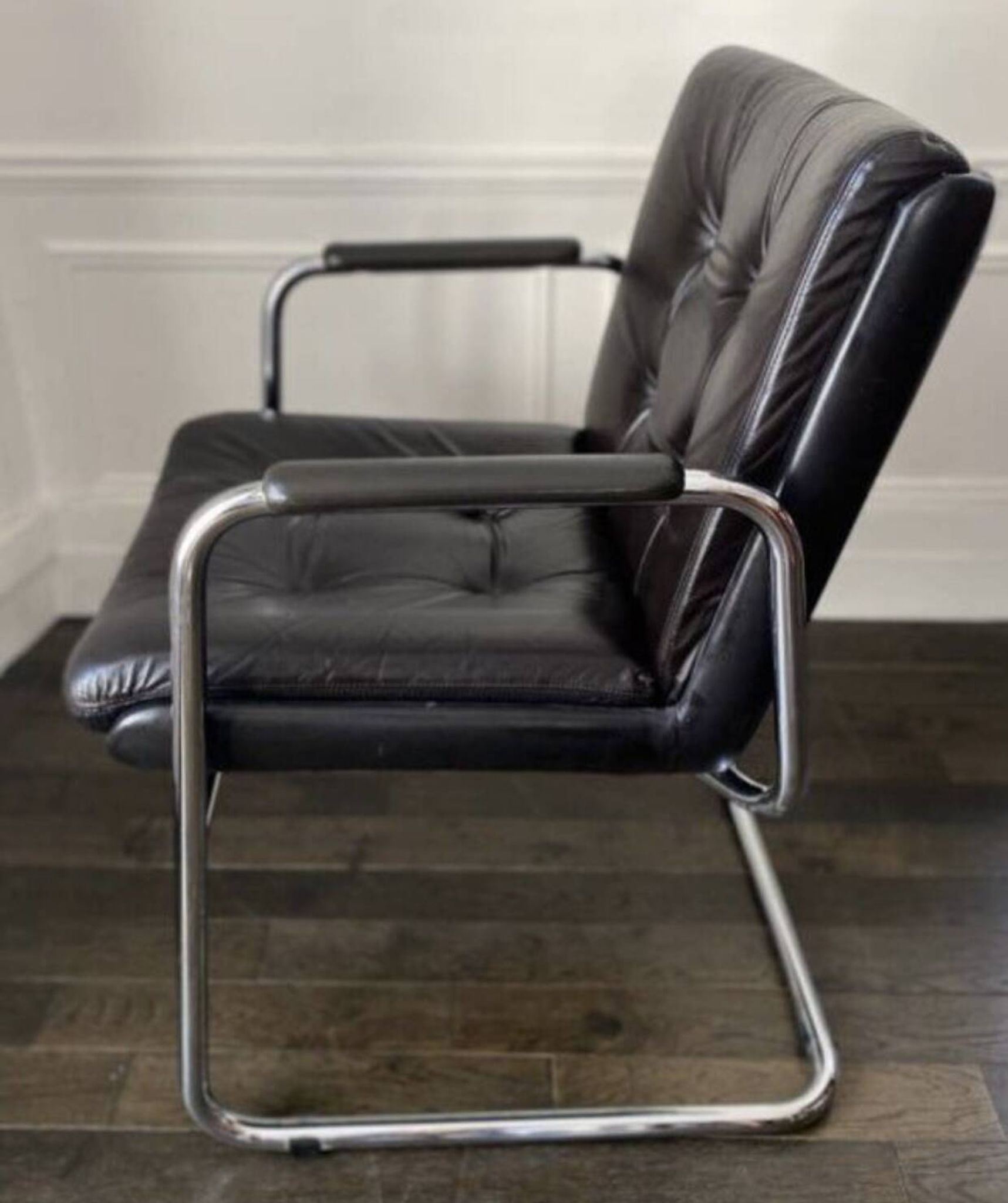 Vintage black leather and chrome executive chair - Italian design by Co.Fe.Mo - 80's