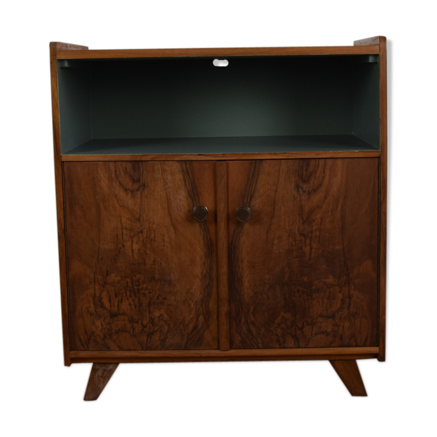 Buffet wood and green geko