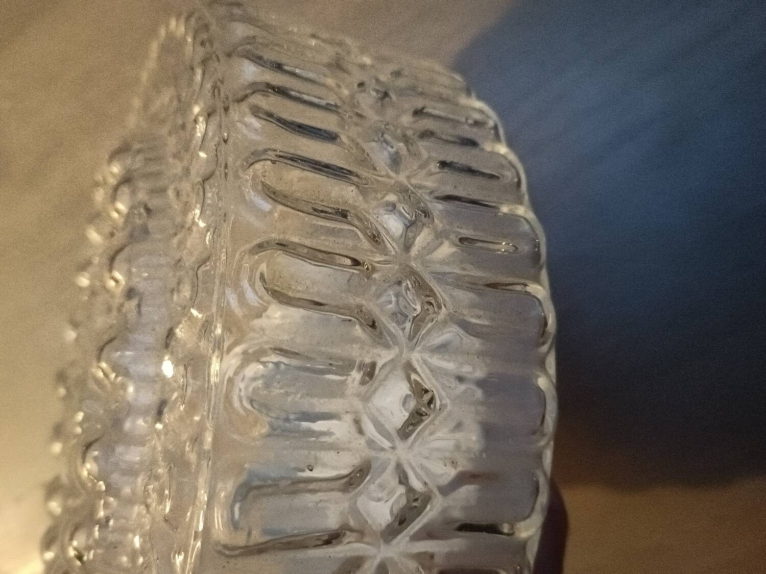 Plafonnier, applique vintage en verre moulé