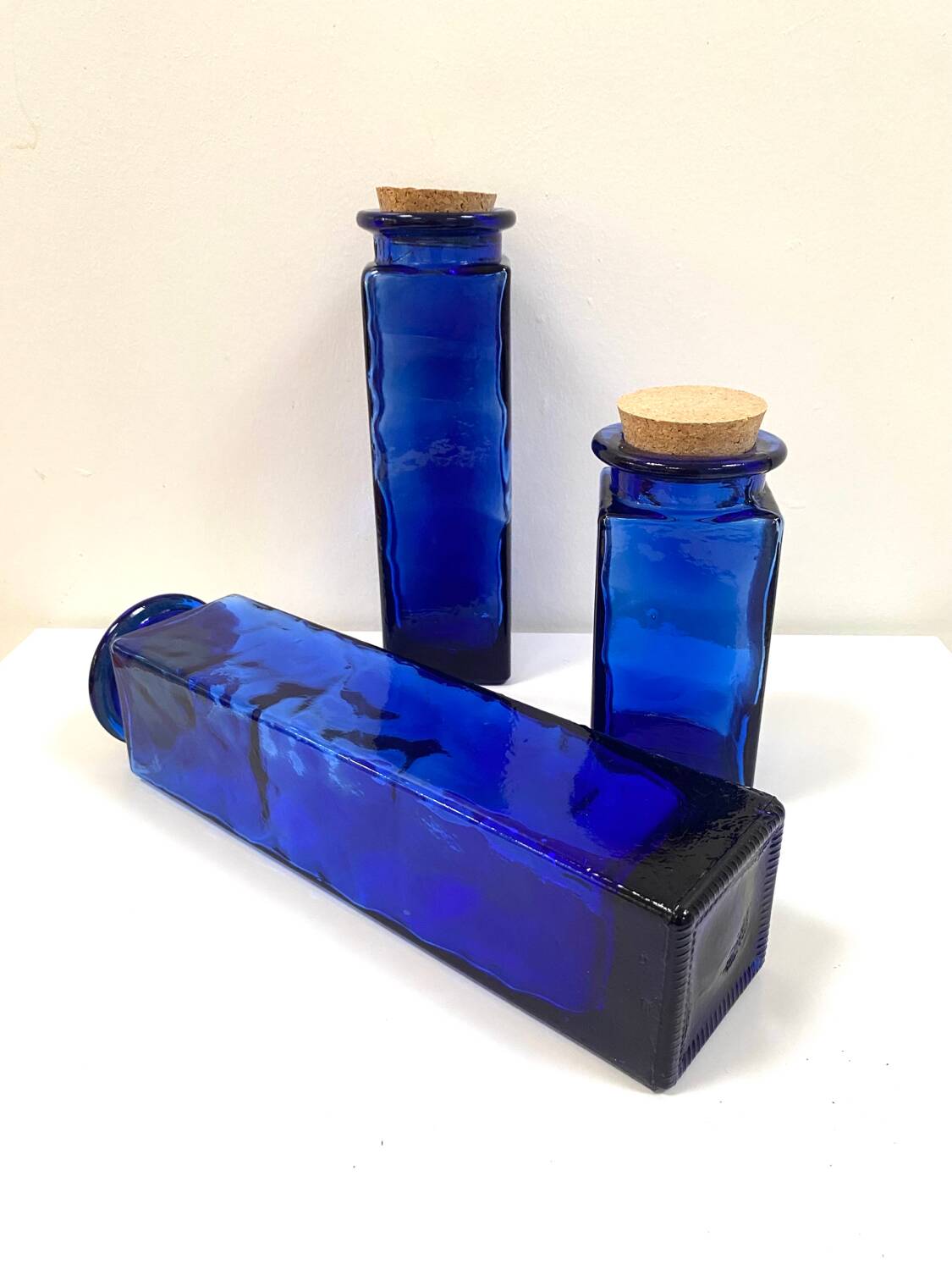 Trio de bocaux en verre bleu cobalt