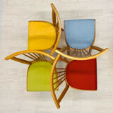 Quatre chaises colorées