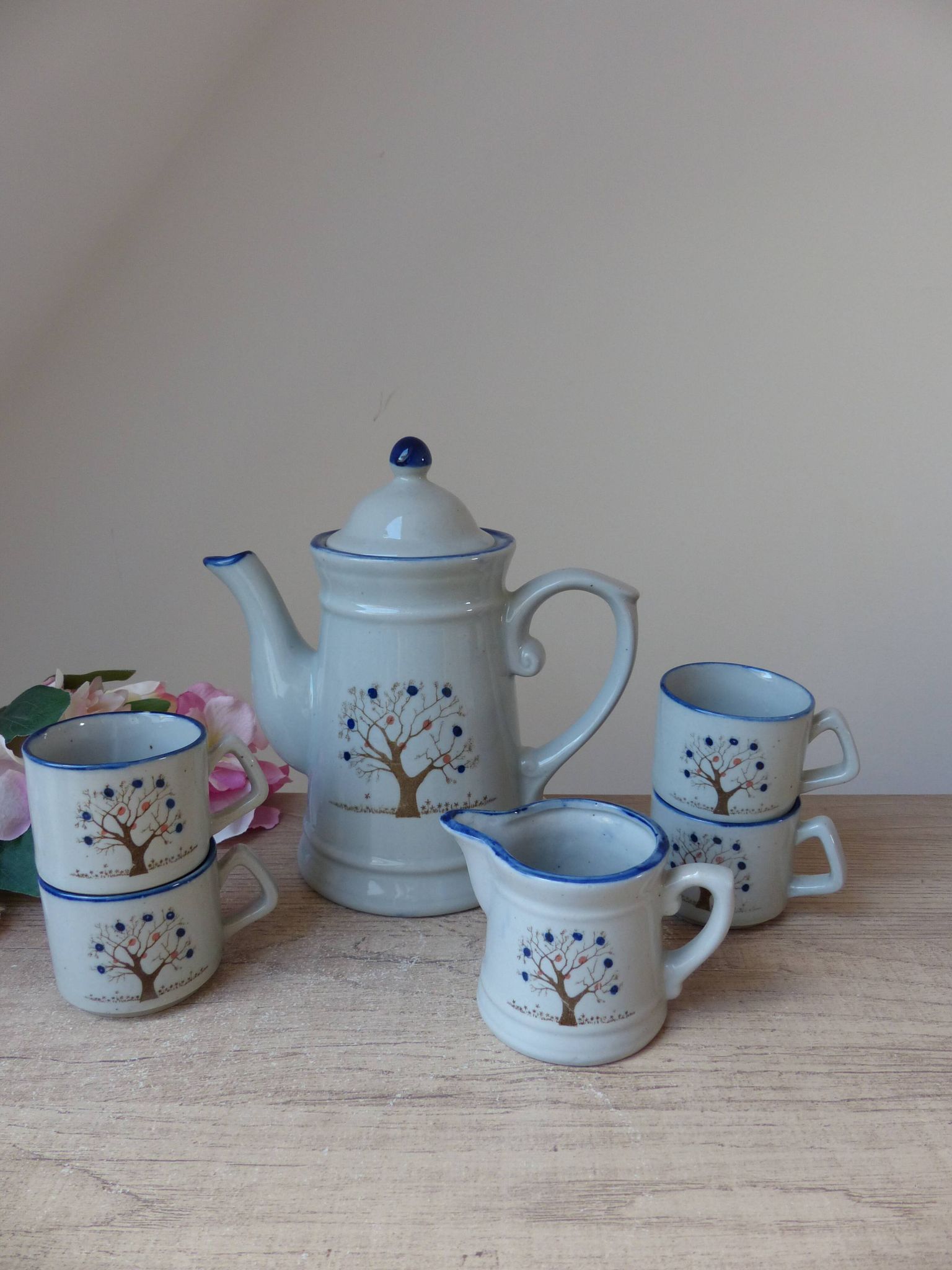 Vintage coffee service from Taiwan, 6 pieces, 1 coffee pot, 4 cups, 1 milk jug, tree of life pattern.