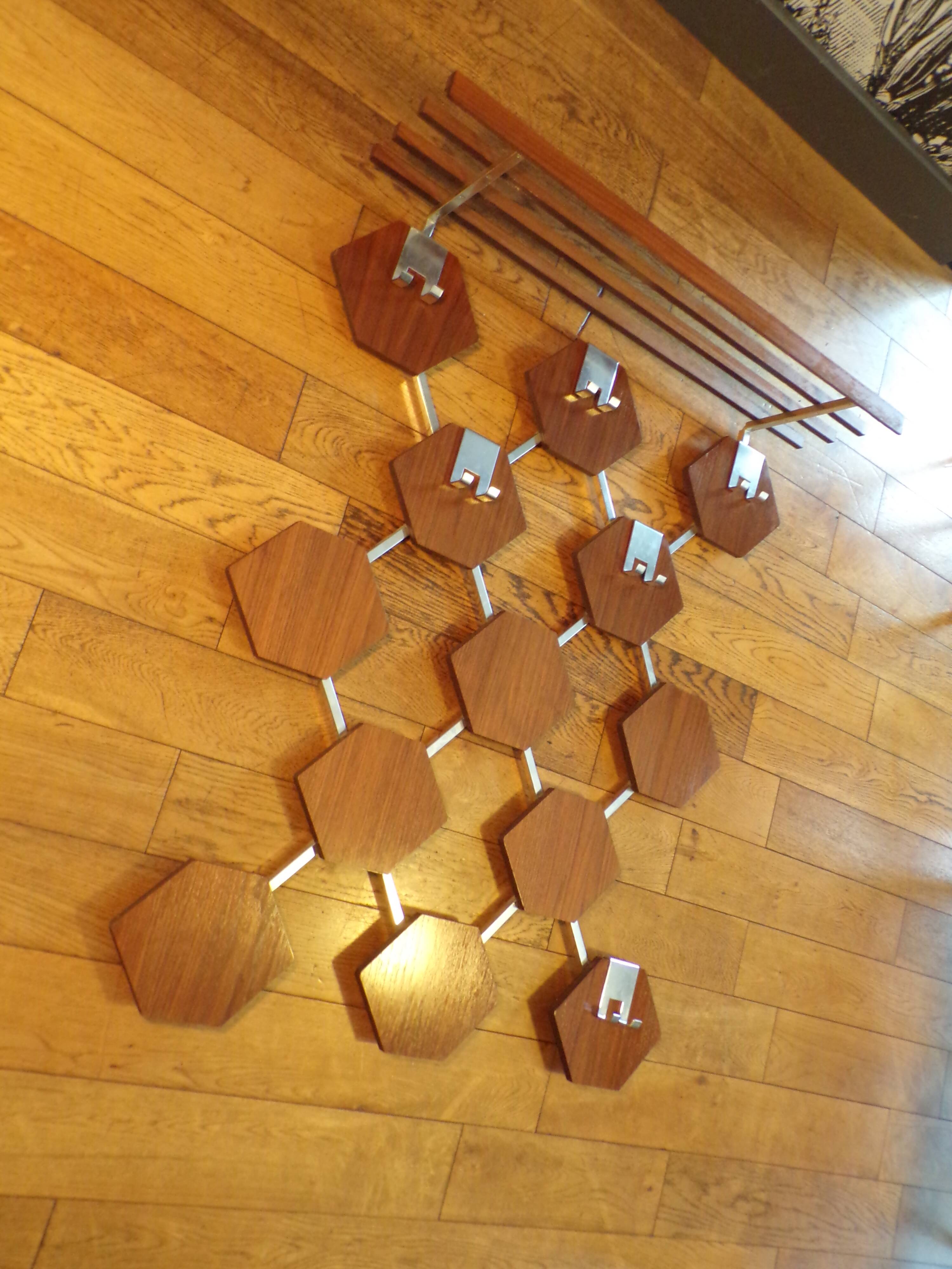 Portemanteau mural hexagones de teck 1970