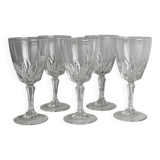 5 verres à vin.