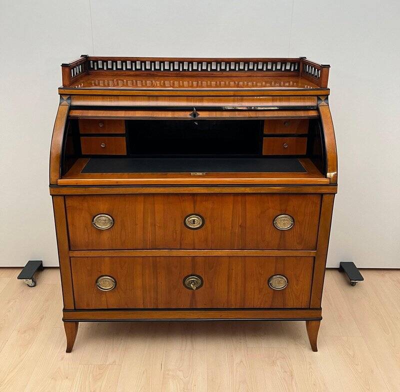 Biedermeier Roll-Top Desk in Cherry Veneer and Brass, 1820