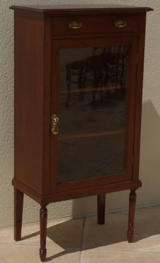 Mahogany veneer display case, opening with a door and a drawer, Louis XVI style - Very good condition