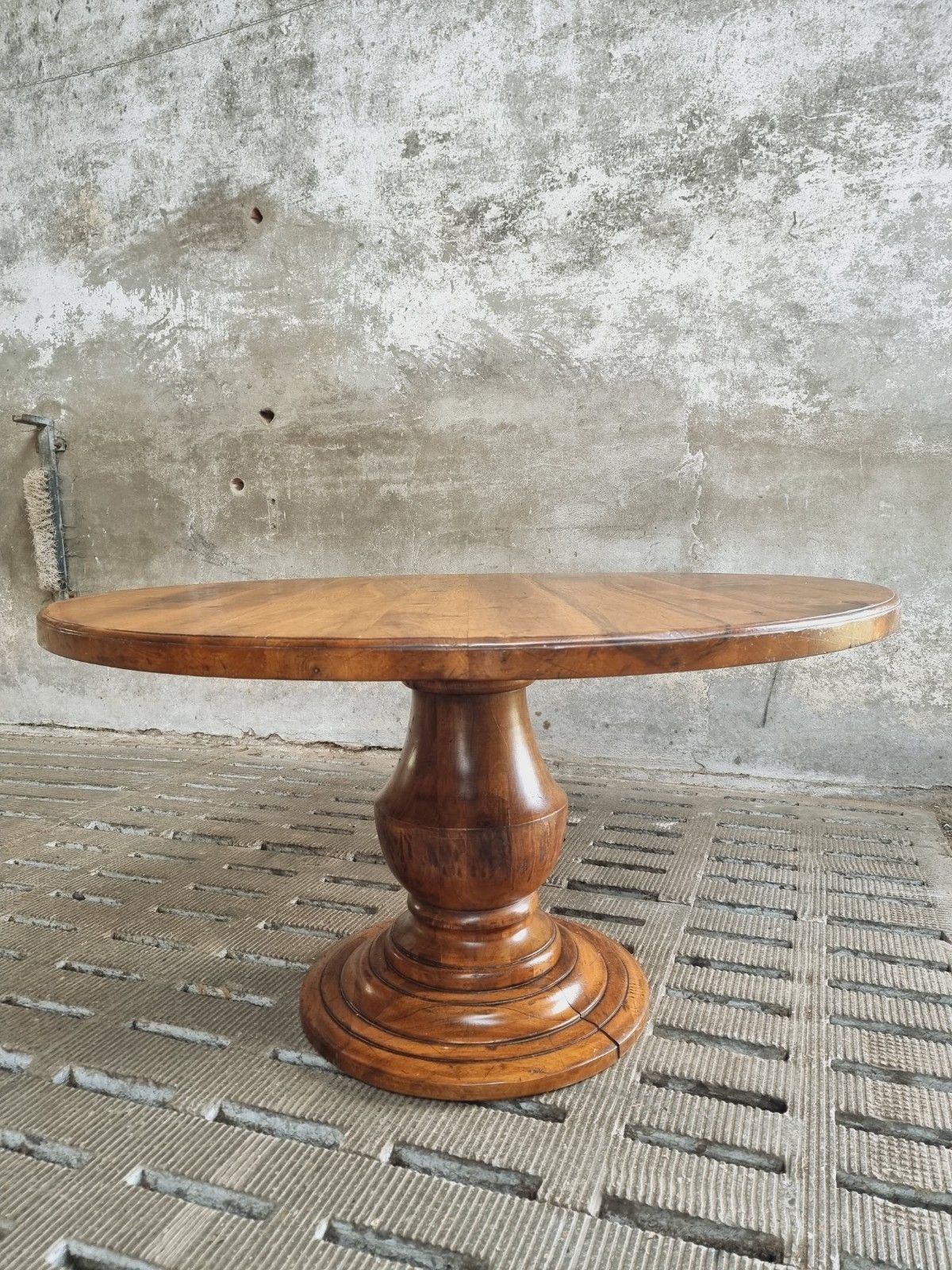 Table ronde ancienne en noyer 140 cm