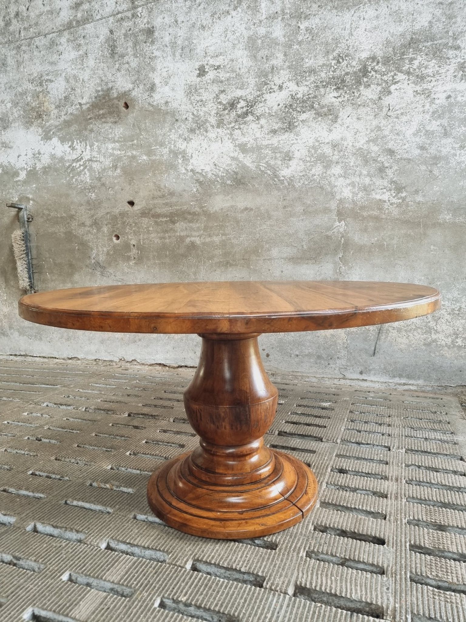 Old round table walnut dining table 140 cm