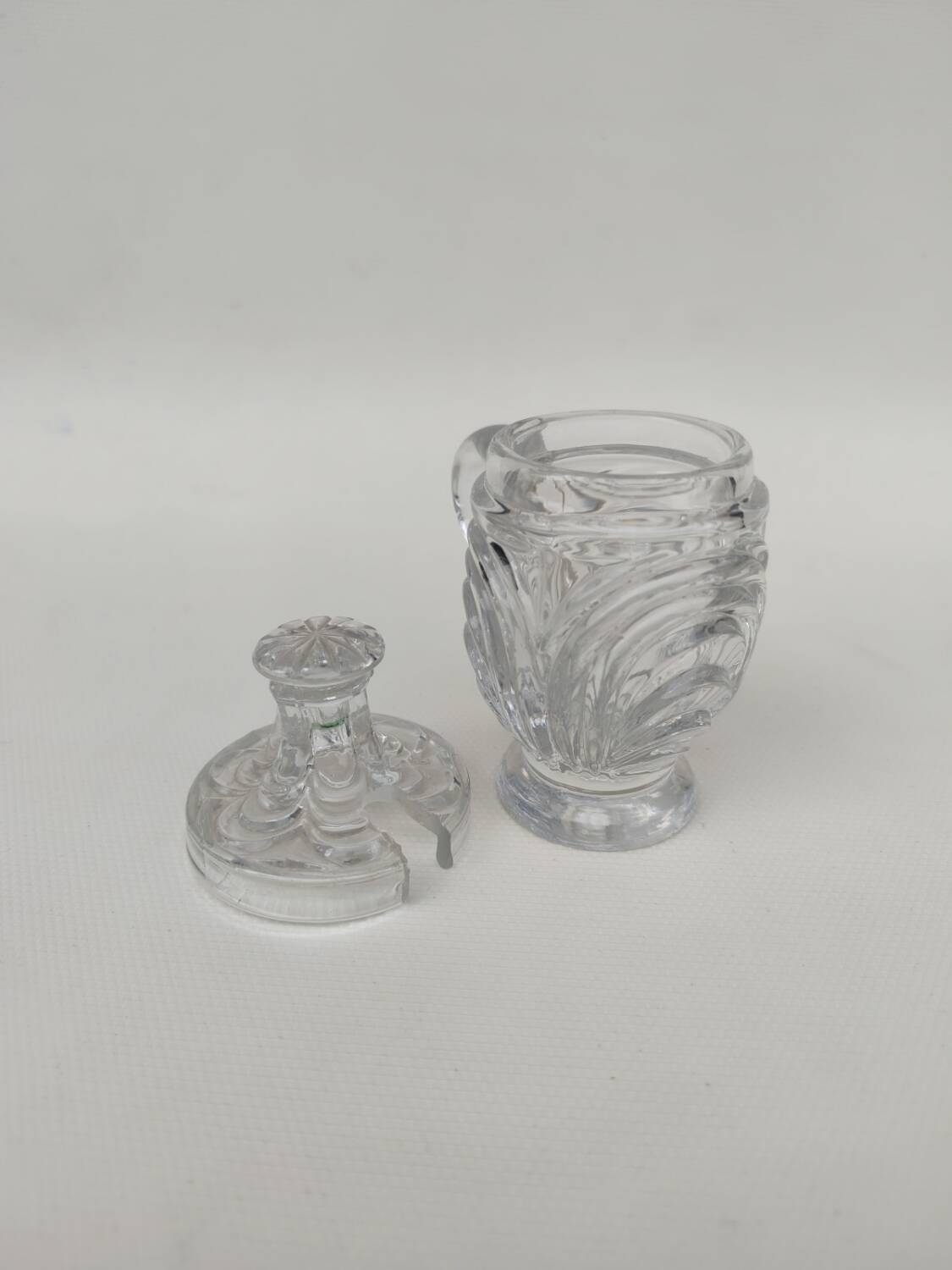 Moulded crystal mustard pot, first part of the 20th century.