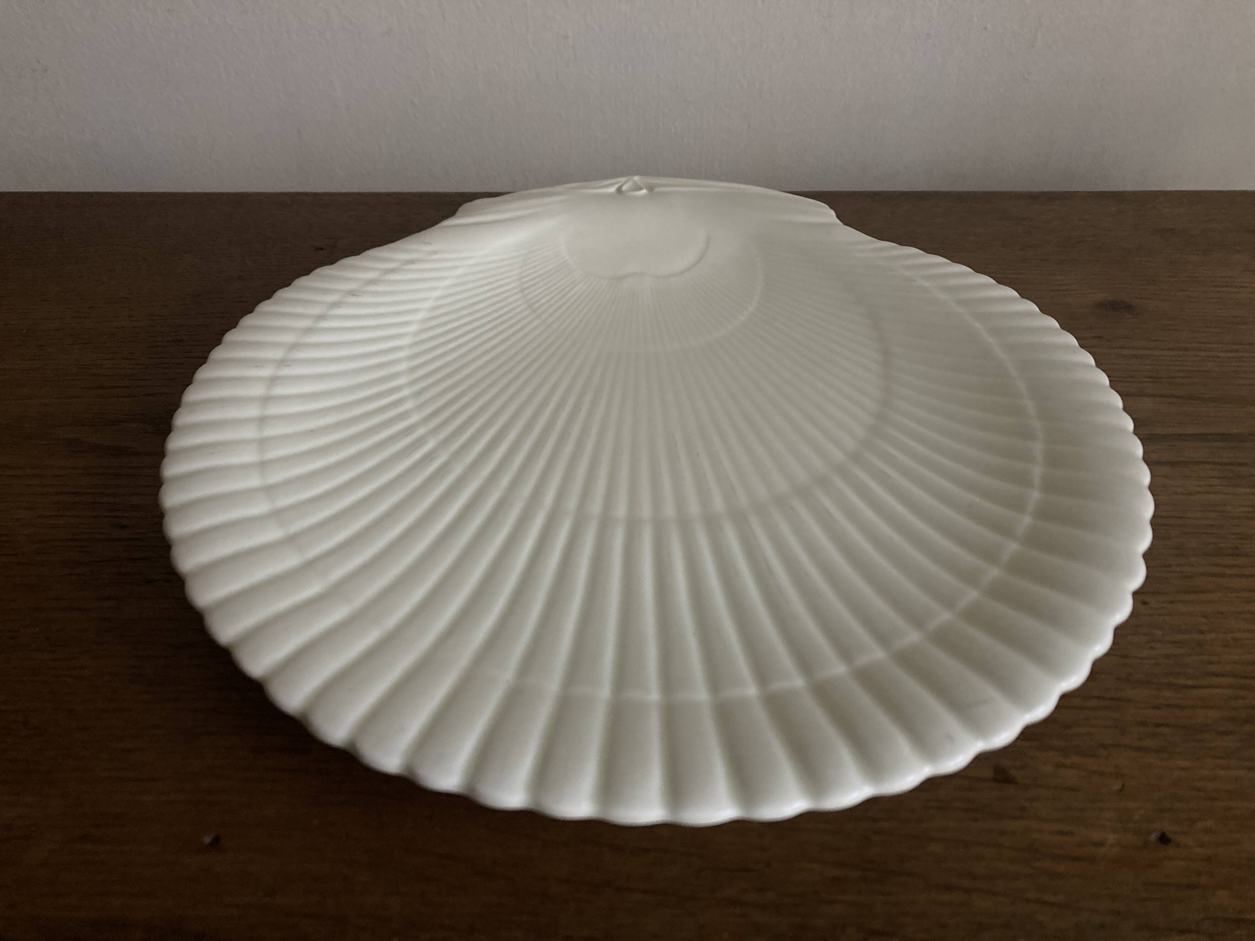 Neo-classical Greek revival shell-shaped dish, Wedgwood Etruria, 1940
