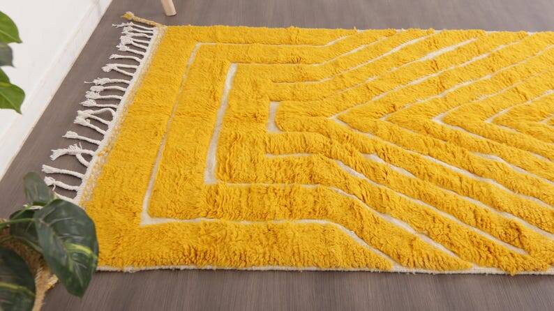 Ecru Moroccan rug with geometric patterns 250cm x 150cm