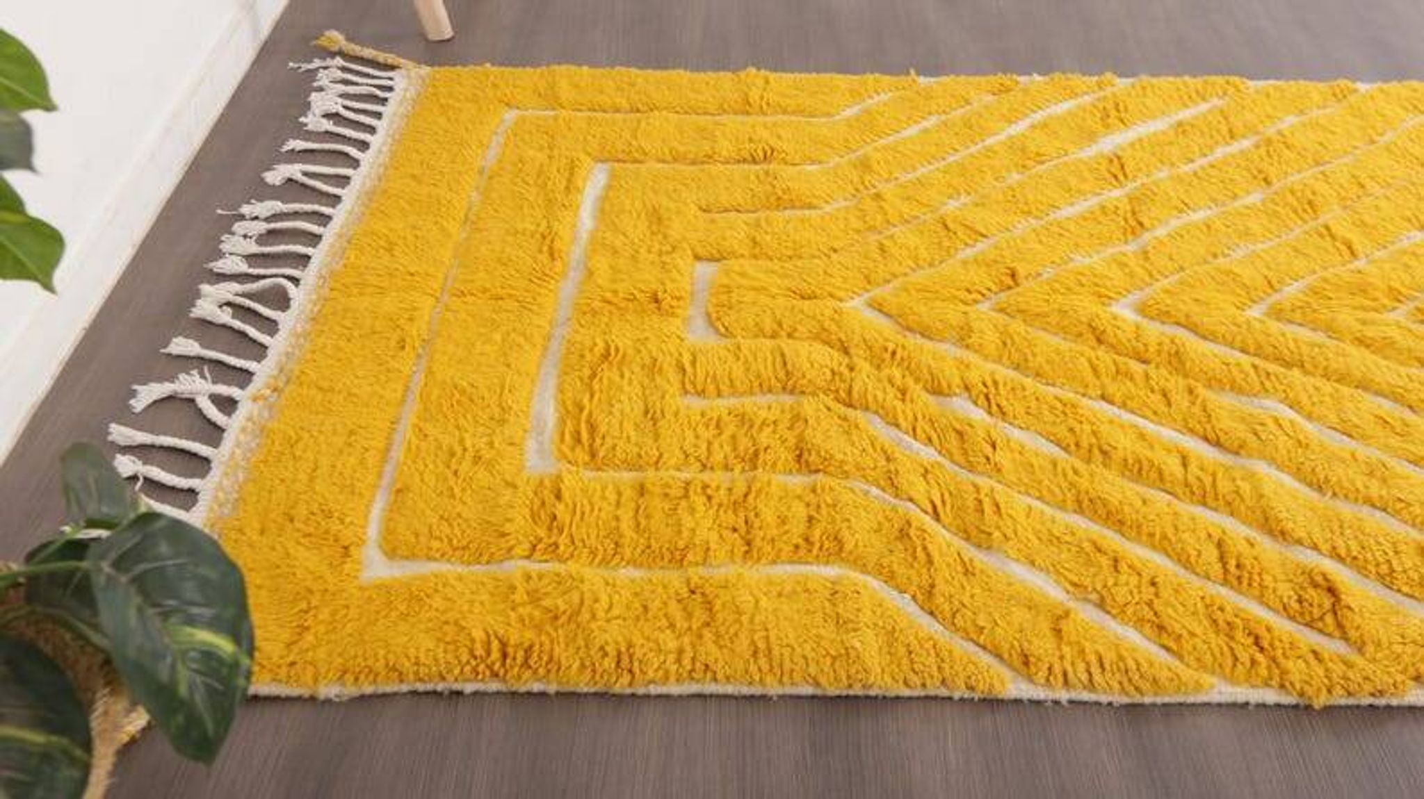 Ecru Moroccan rug with geometric patterns 250cm x 150cm