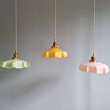 Trio de suspensions Art Déco en opaline colorée, années 1930