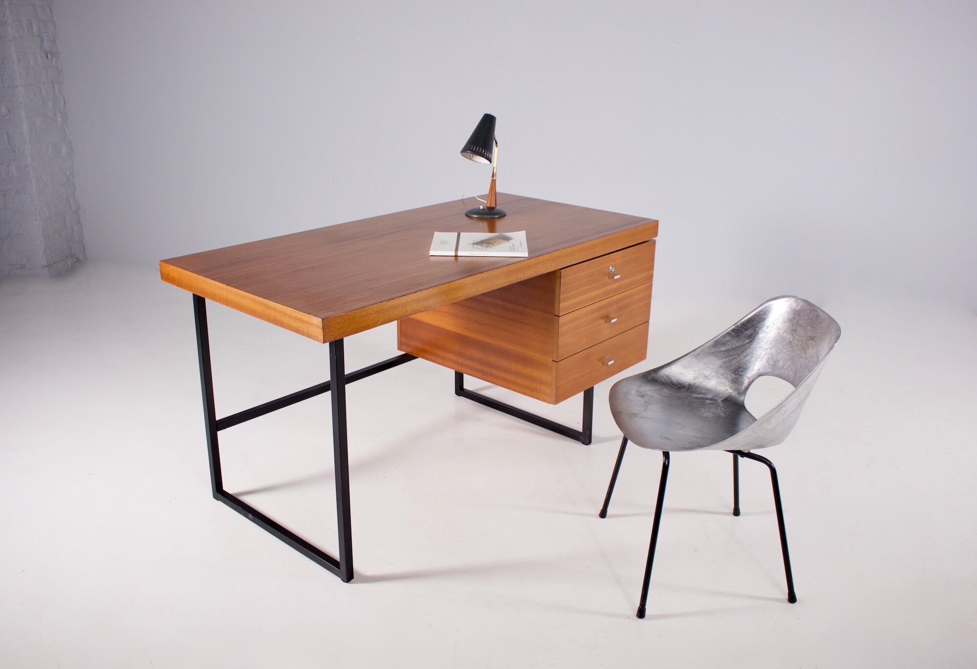 "Standard" office by Pierre Guariche