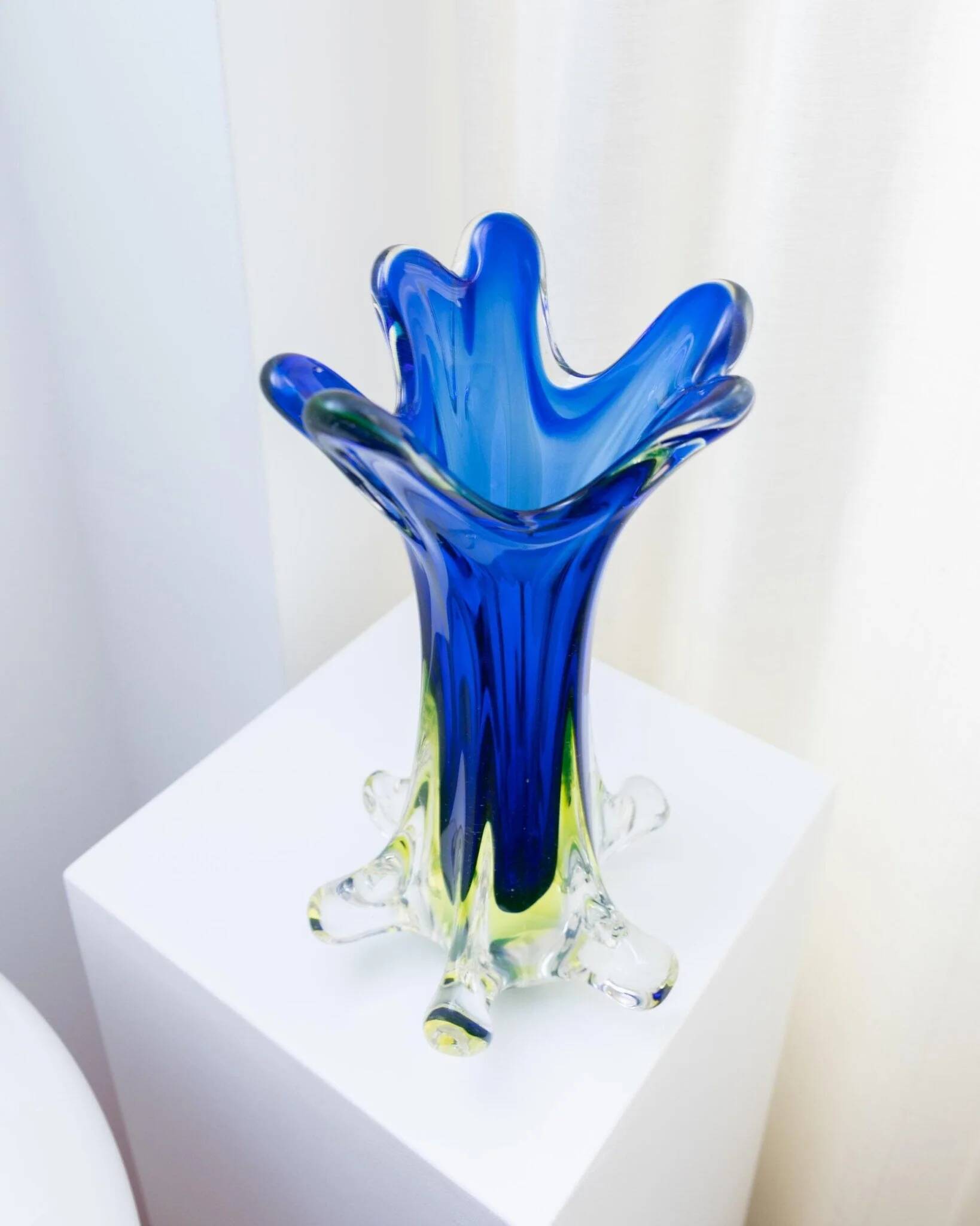 Vase en verre Murano XXL Fratelli Toso en bleu avec une couche extérieure transparente, art décoratif italien des années 1960.
