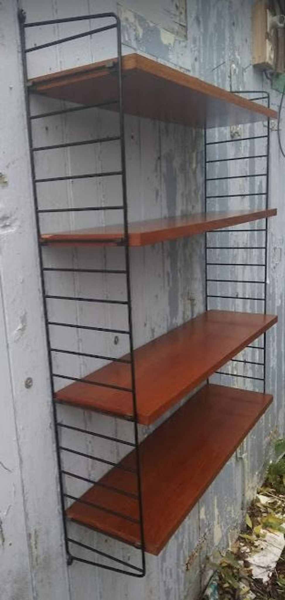 Vintage wall shelf in Teak veneer and black metal, Nisse Strinning, 60s