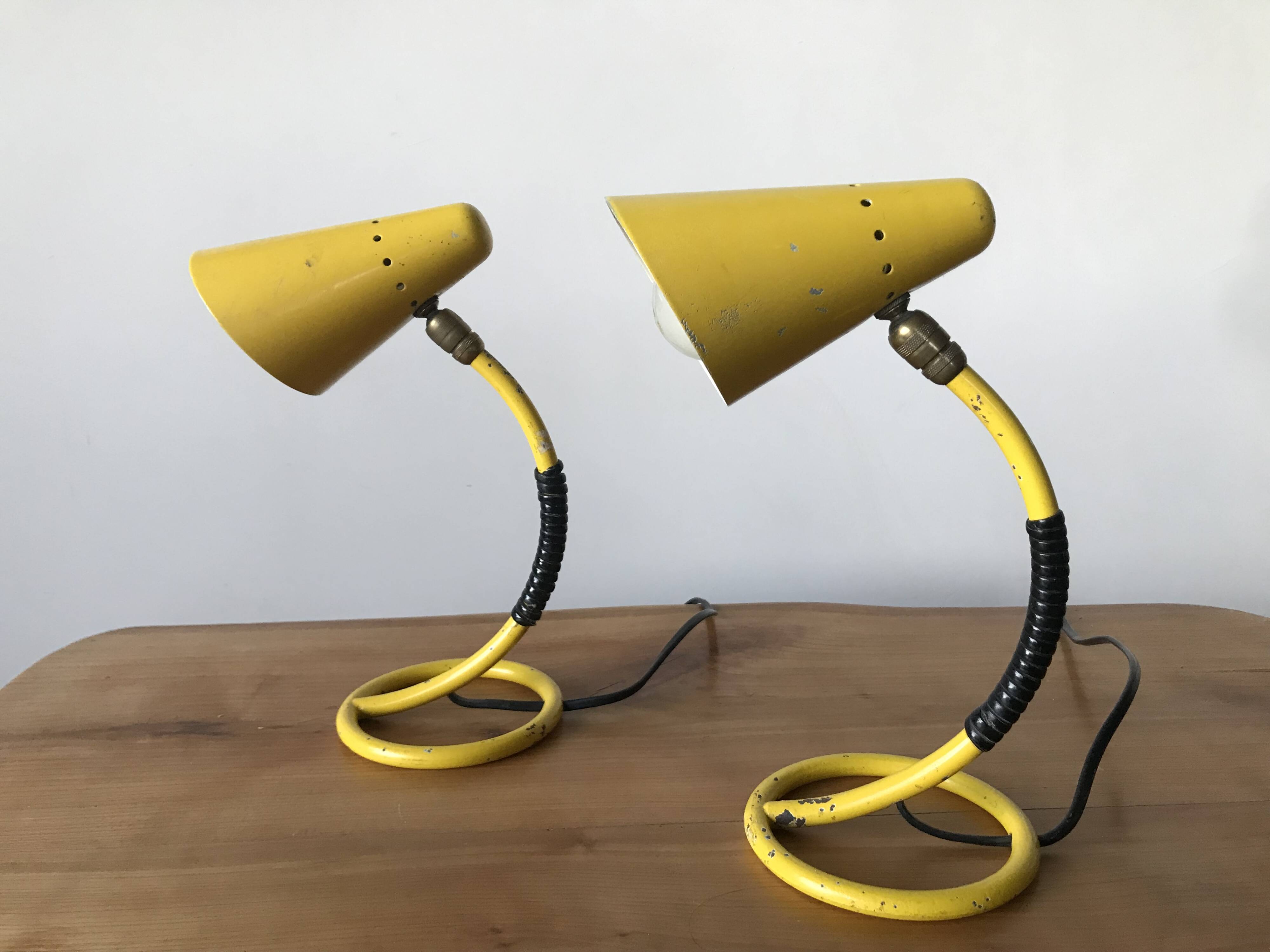 Paire de lampes de chevets jaunes années 50.