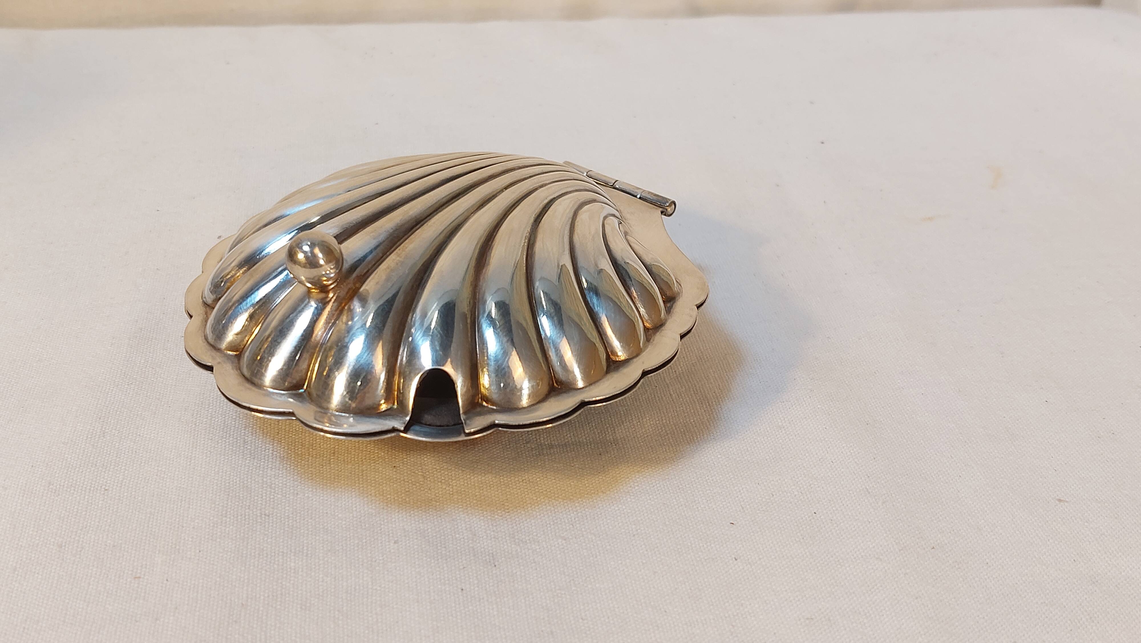 Silver-plated metal shell table butter dish with hallmarks - Art Deco