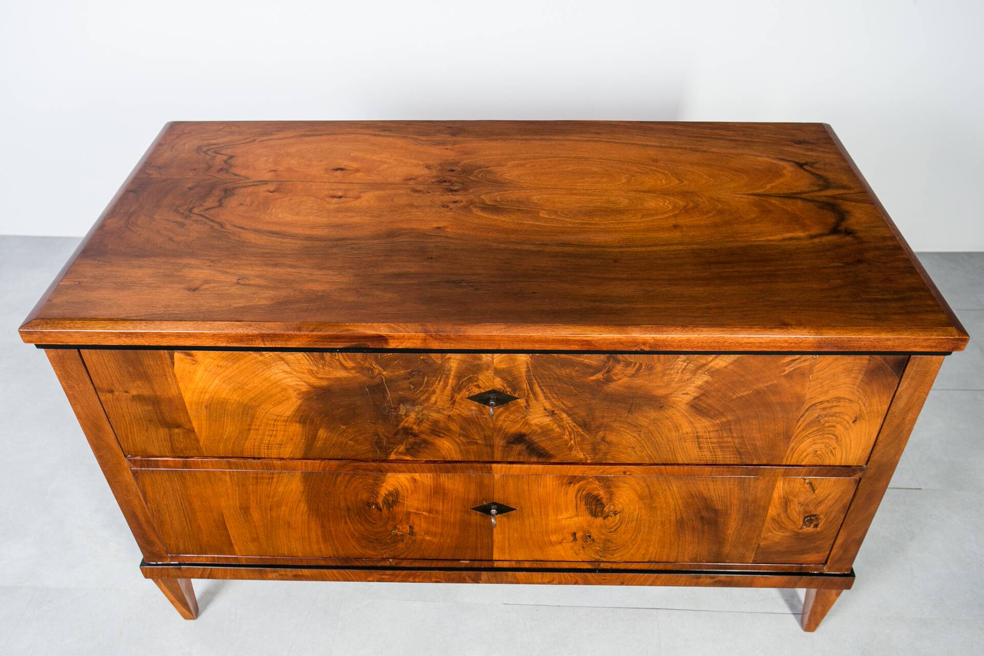 Commode allemande en noyer du XIXe siècle – Entièrement restaurée, vernis à l'ancienne