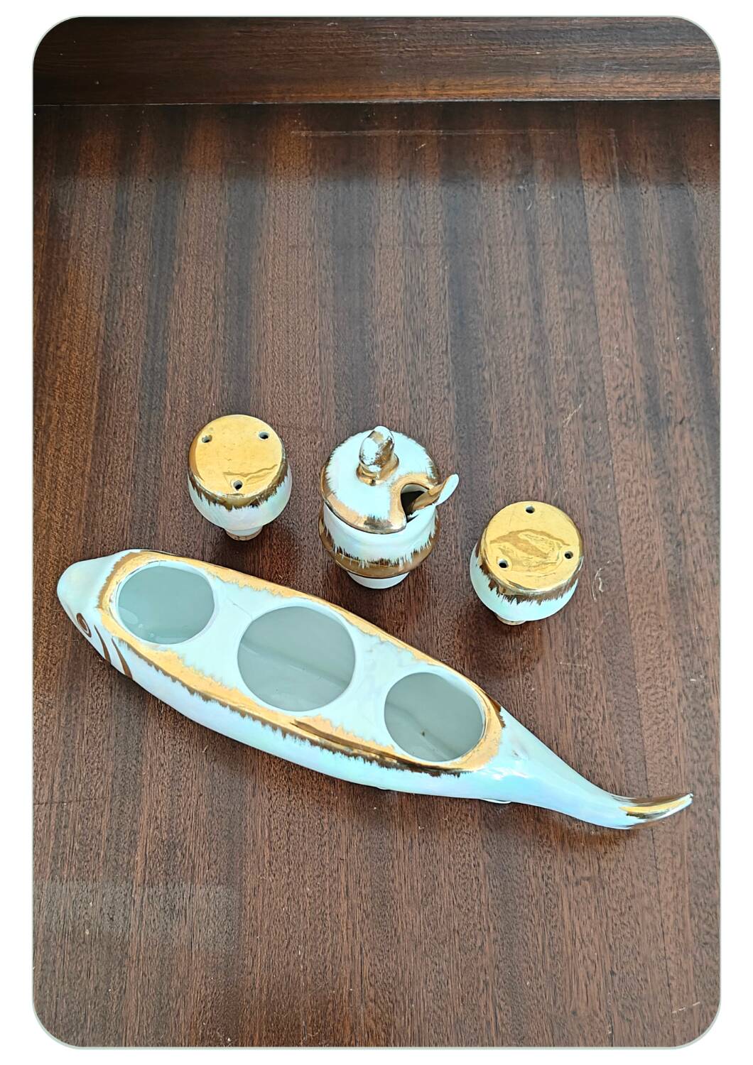 Ensemble de condiments vintage en forme de poisson