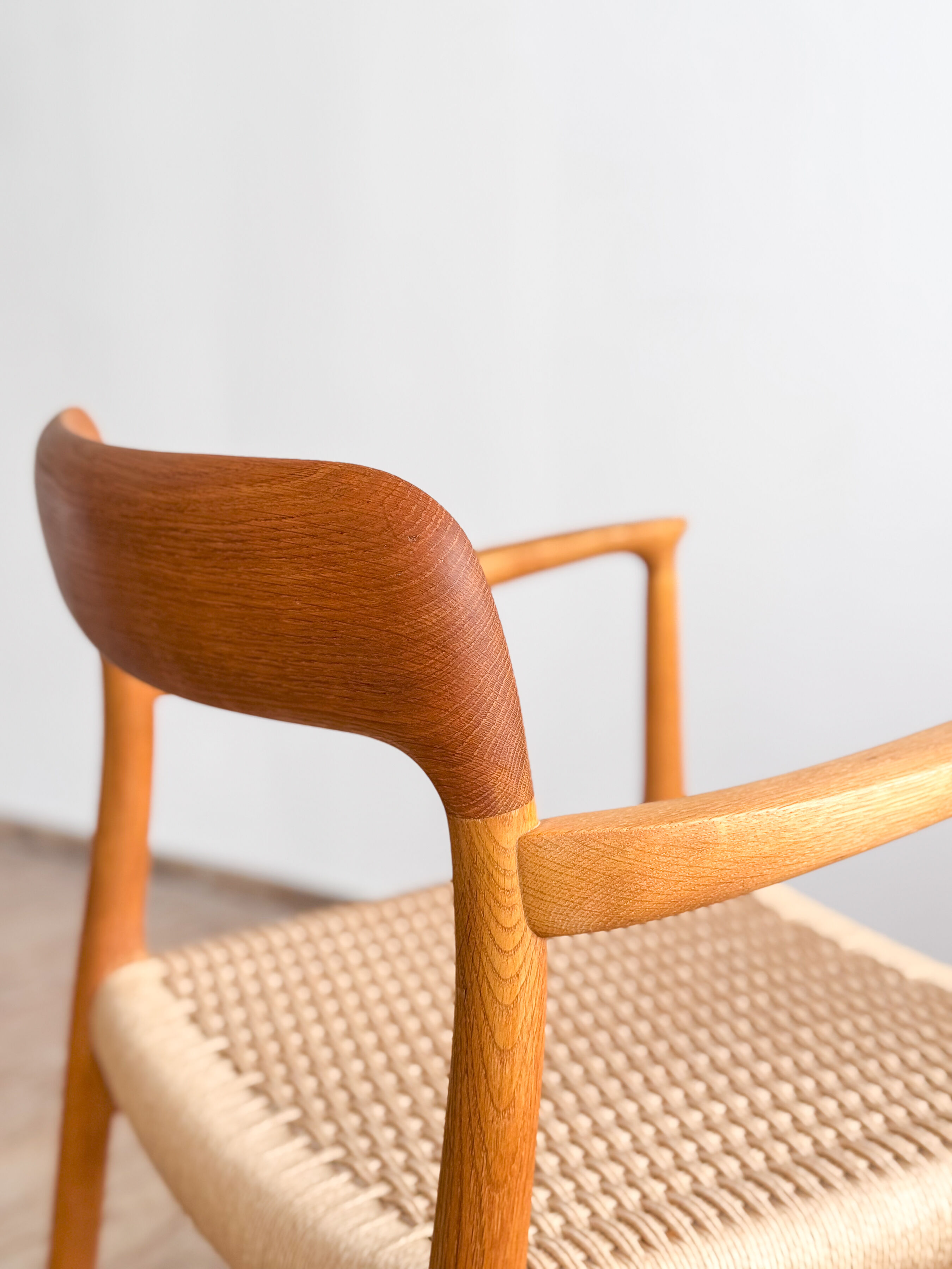 Paire de chaises de salle à manger modèle 56 par Niels O. Møller en chêne