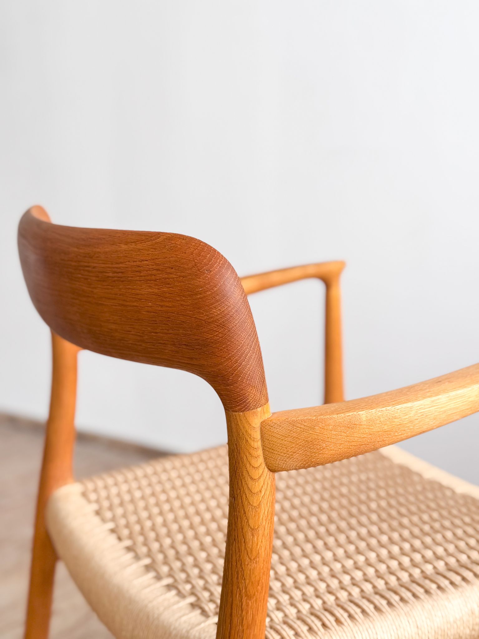 Paire de chaises de salle à manger modèle 56 par Niels O. Møller en chêne