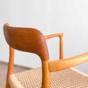 Paire de chaises de salle à manger modèle 56 par Niels O. Møller en chêne