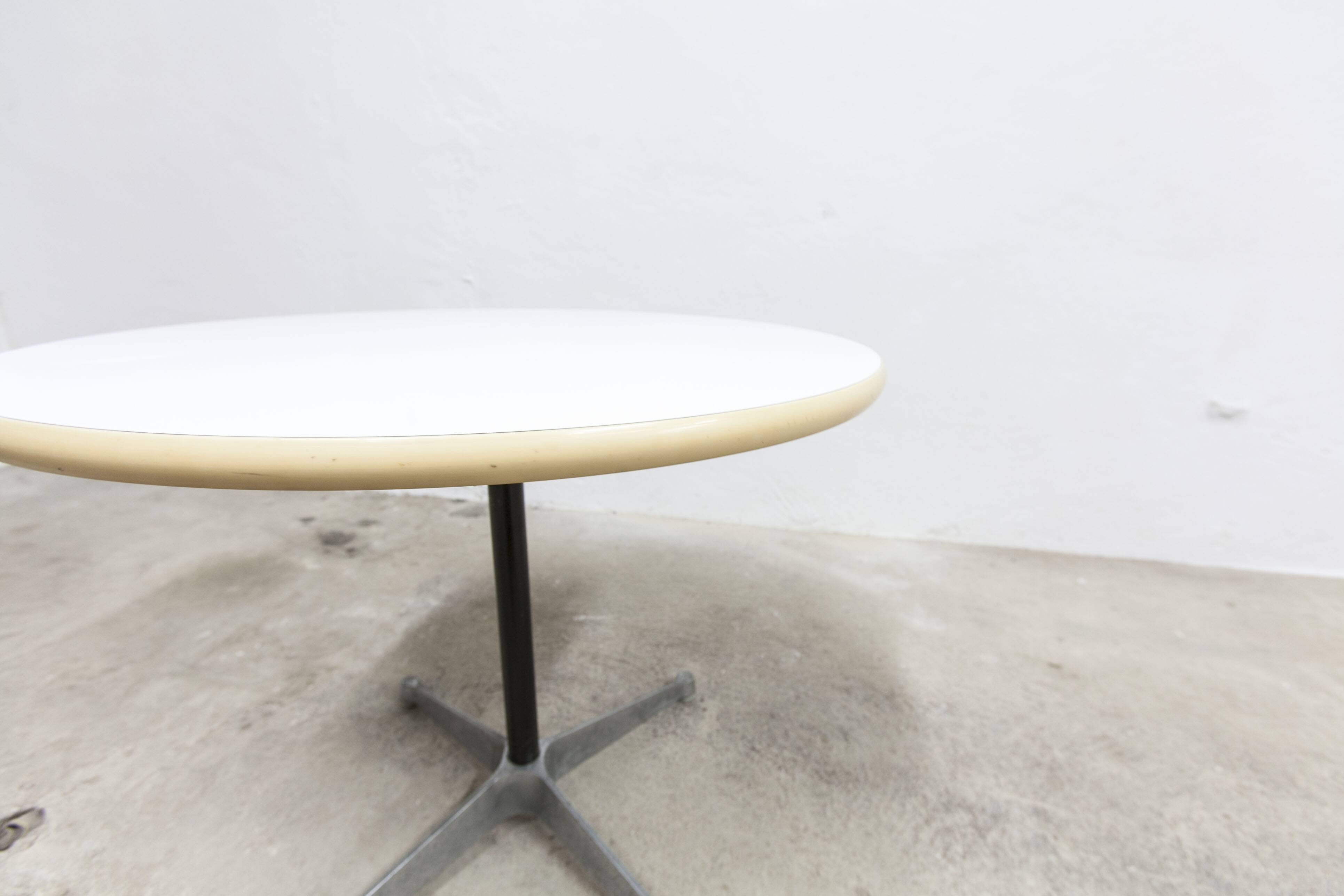 Table a café vintage par Charles et Ray Eames pour Hermann Miller; Suisse 1960 H 65cm