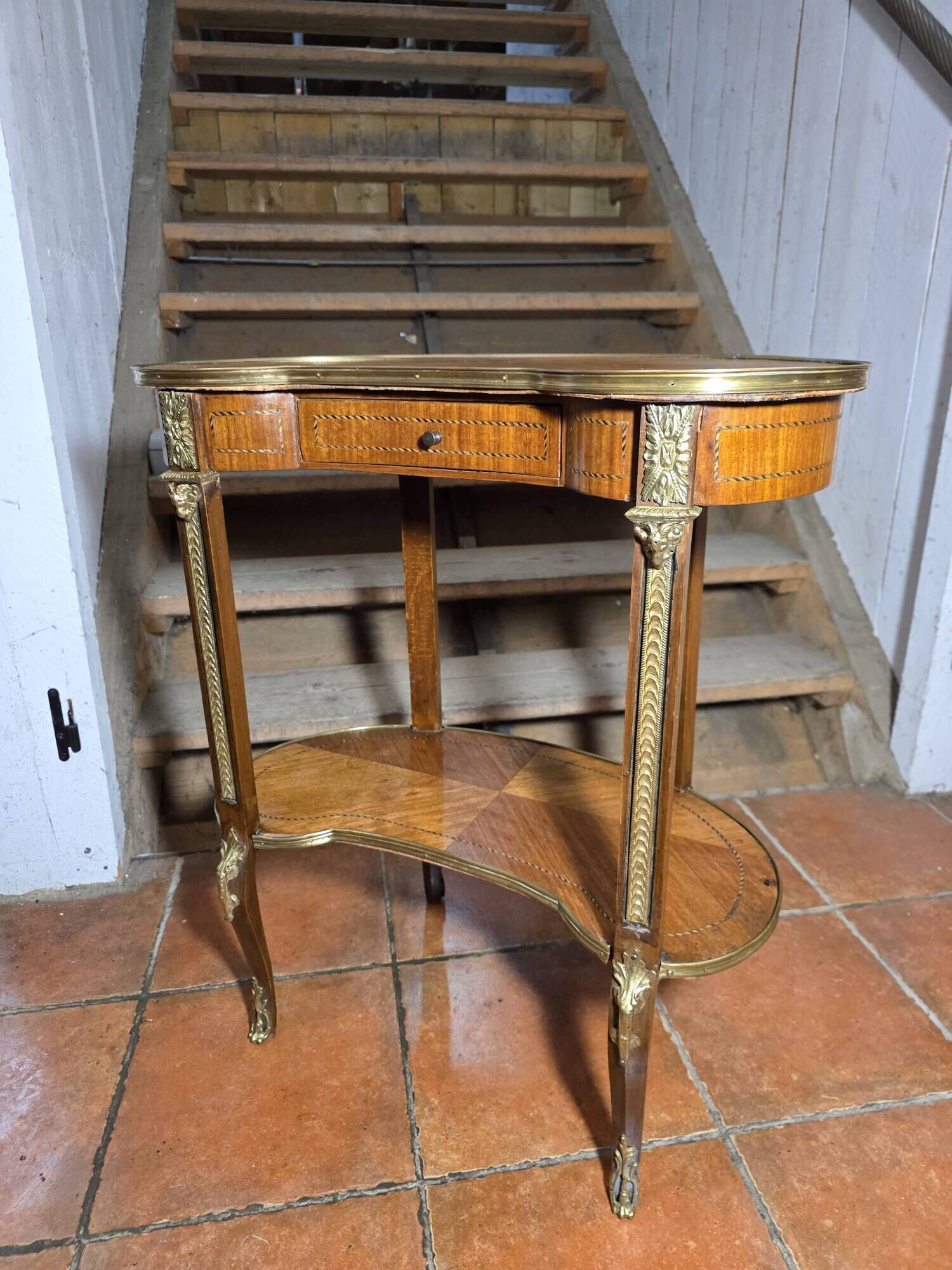 Kidney-shaped bedside table in Louis XV style with marquetry.