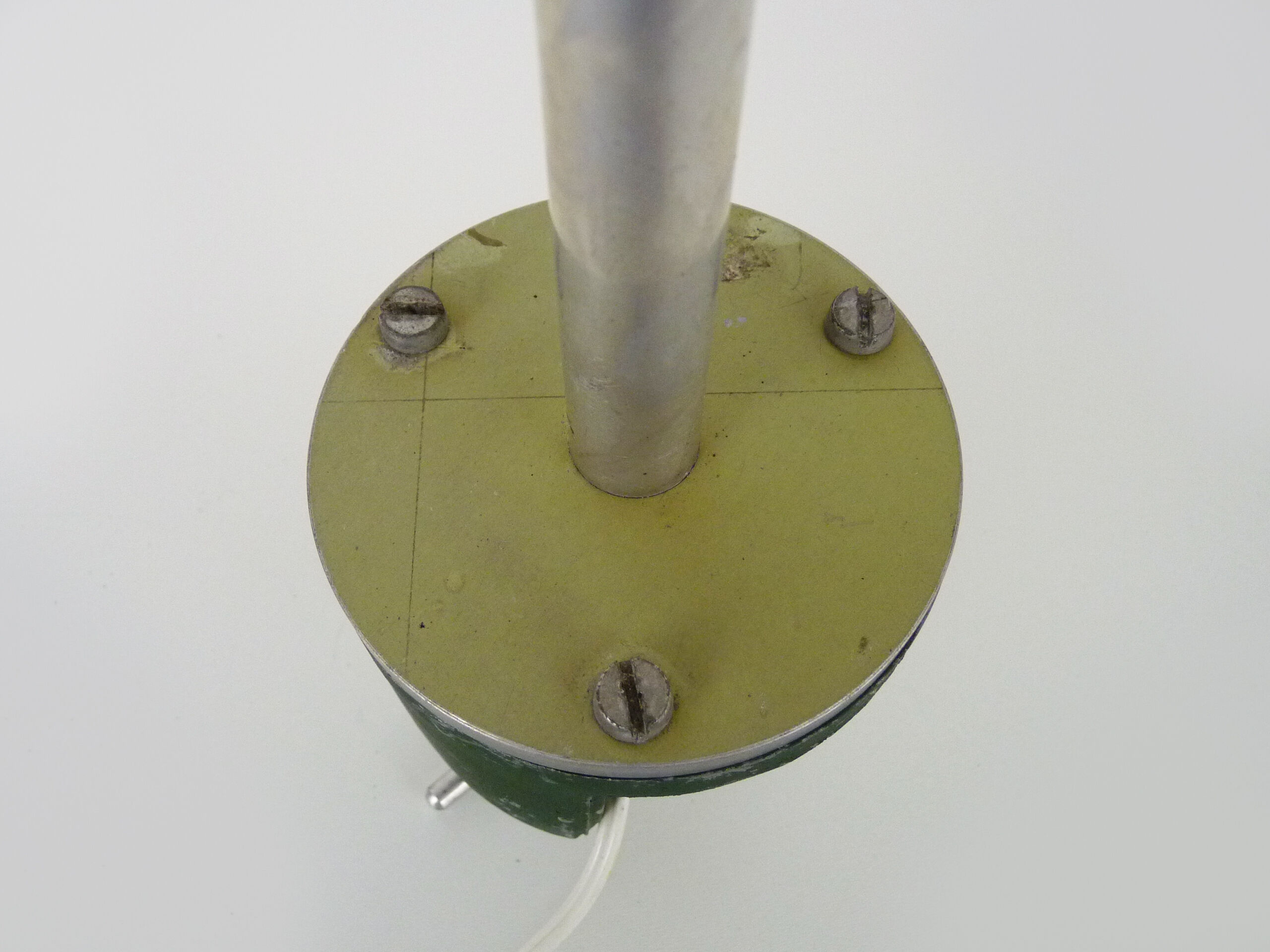 Old industrial articulated lamp with vice. Year 50