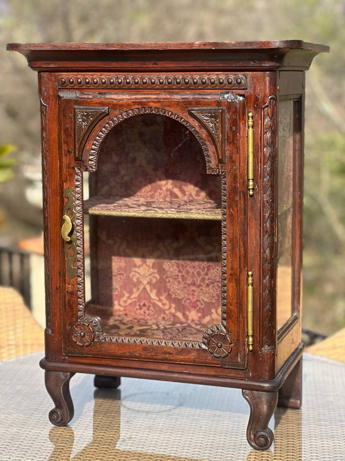 Small display cabinet to place in carved solid oak, 19th century.