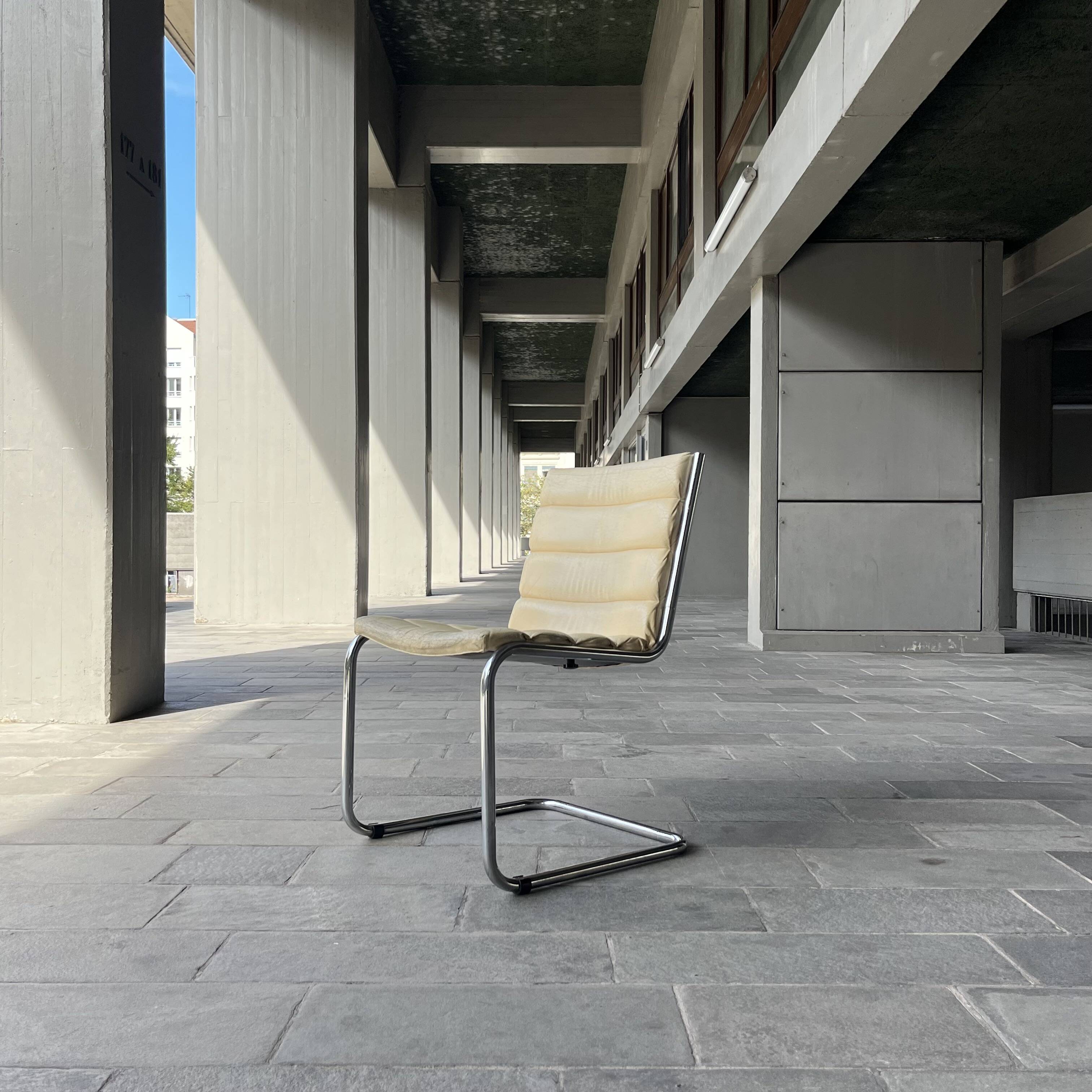 Fauteuil cantilever simili cuir crème vintage 80’s