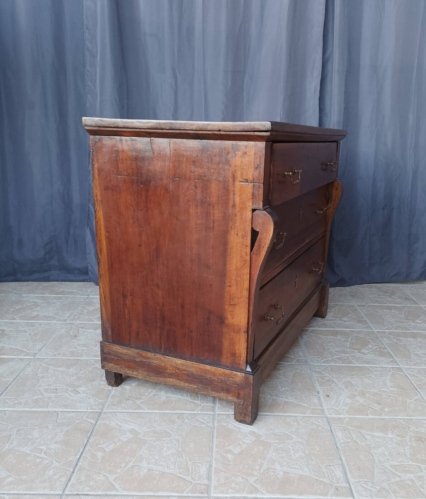 Secretary commode with a cross design from the Restoration period in walnut.