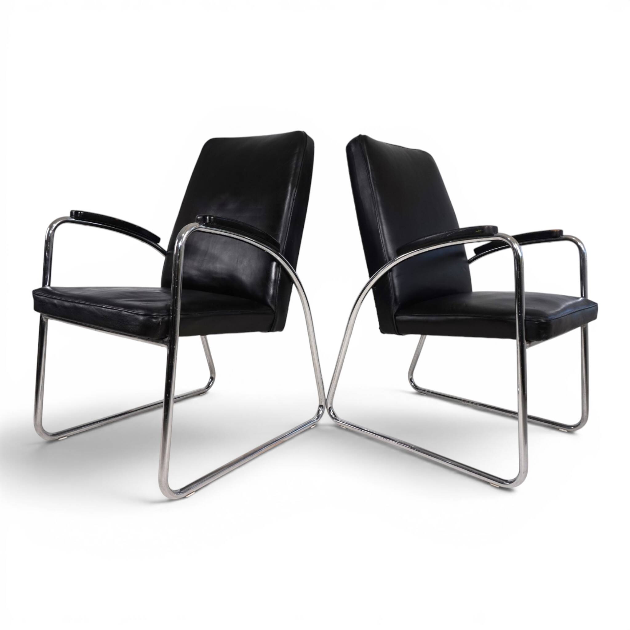 Set of 2 tubular steel Bauhaus Streamline leather armchairs, 1930.