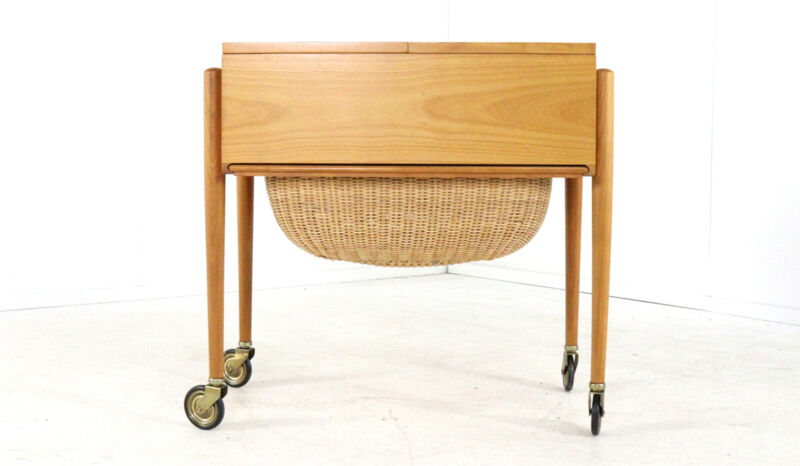 Lotos sewing box