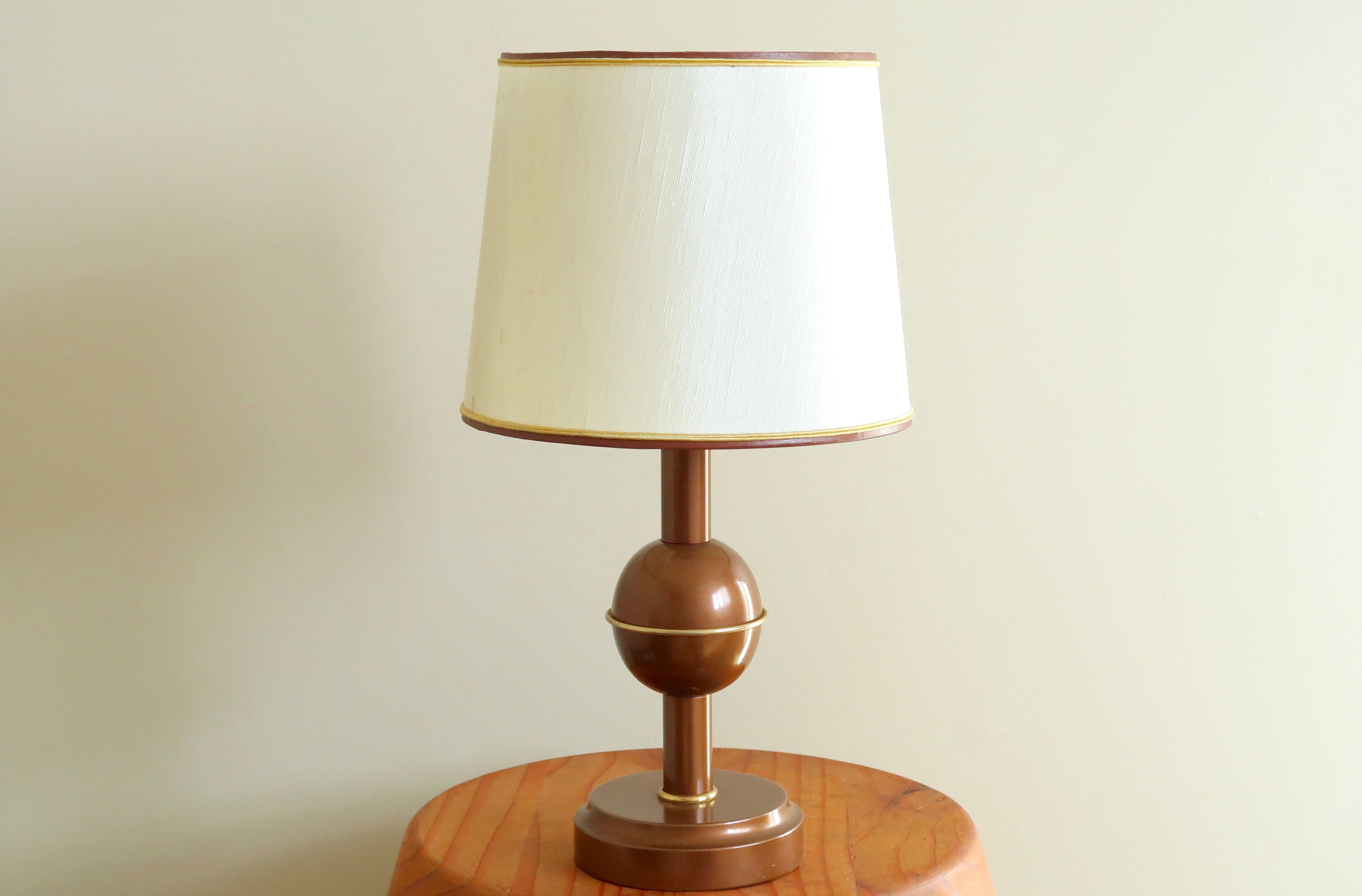 Lampe marron et dorée en métal, abat jour beige, années 70