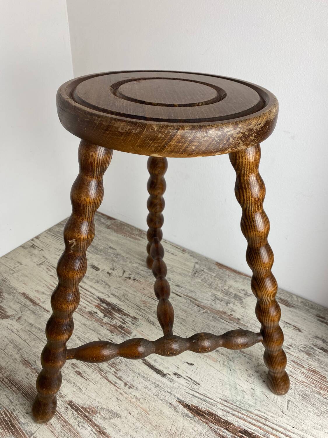 Tabouret tripode en bois tourné