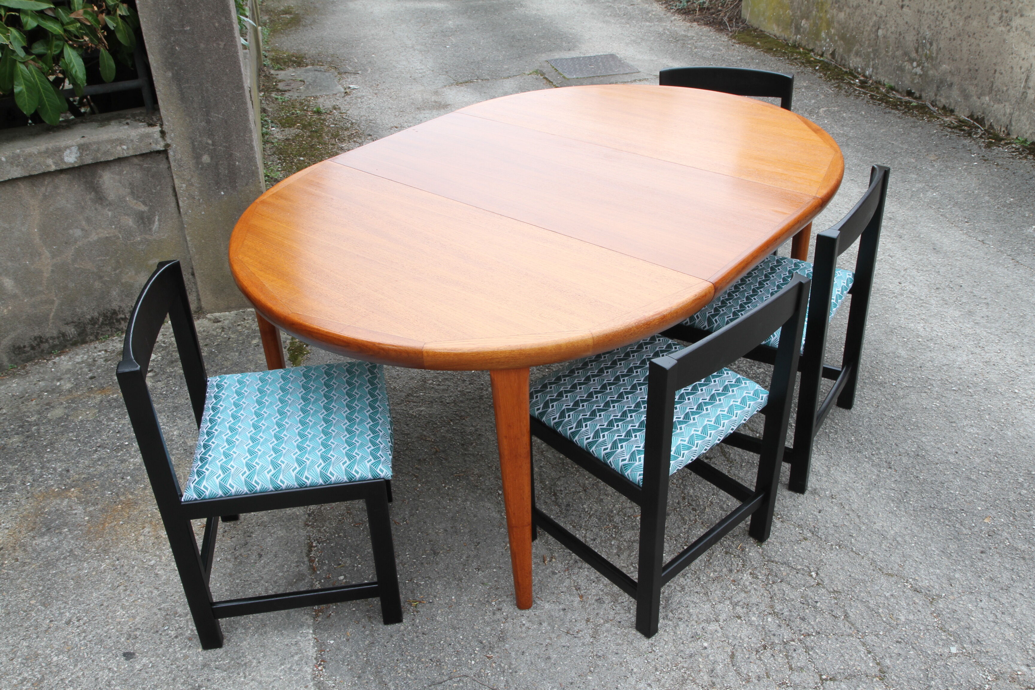 Danish teak extendable round table of the years 60