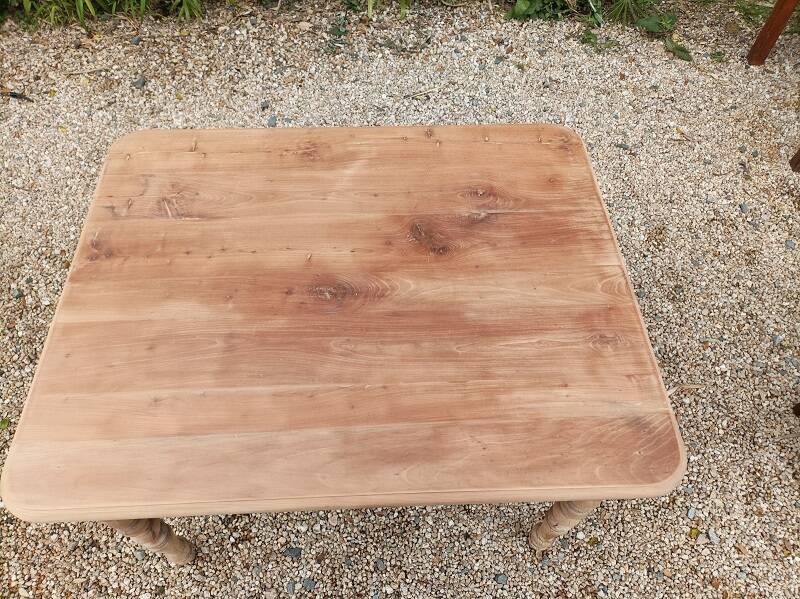 Aero-gummed solid table