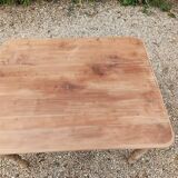Aero-gummed solid table