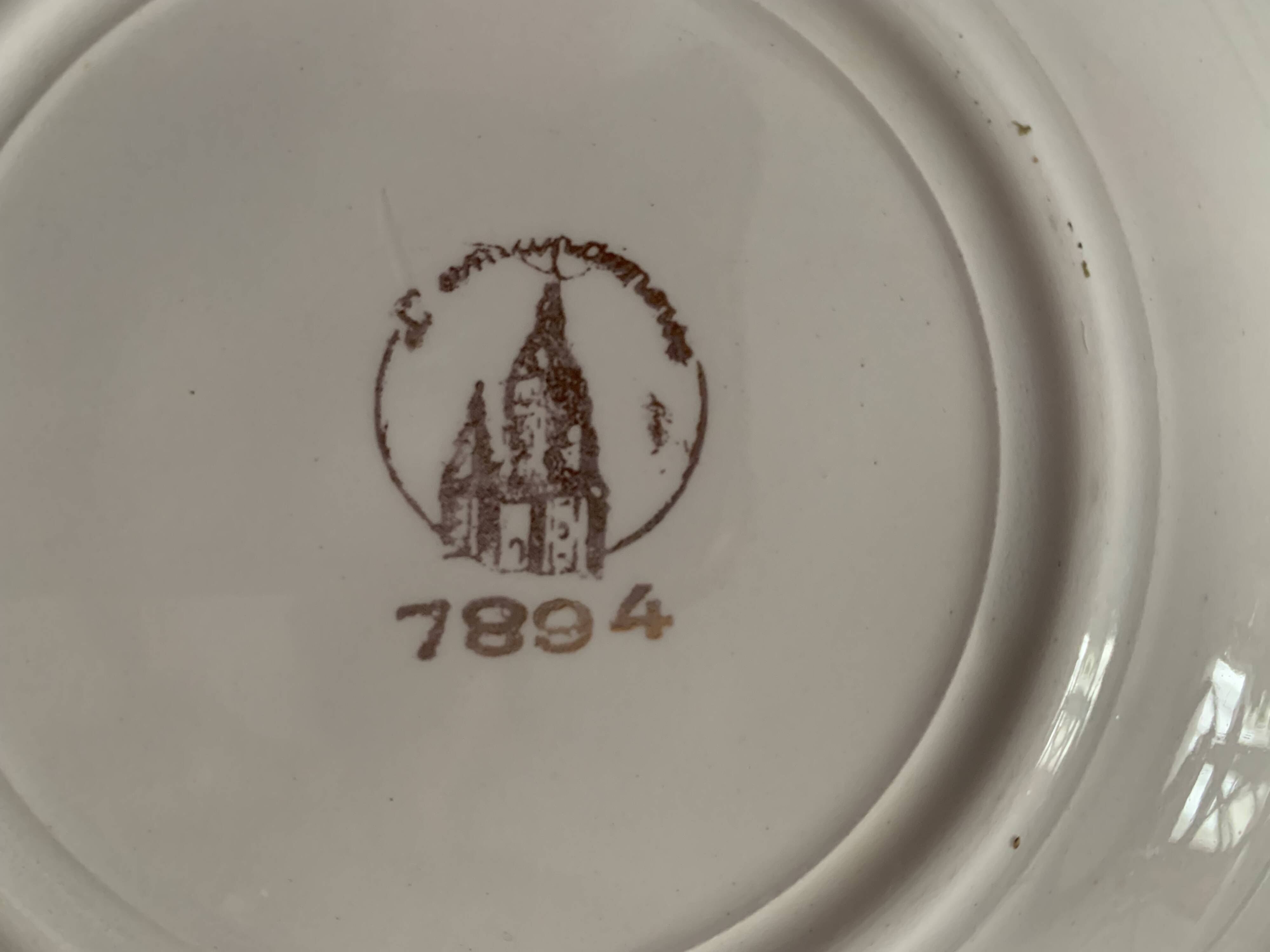 White and pastel yellow Amandinoise plates