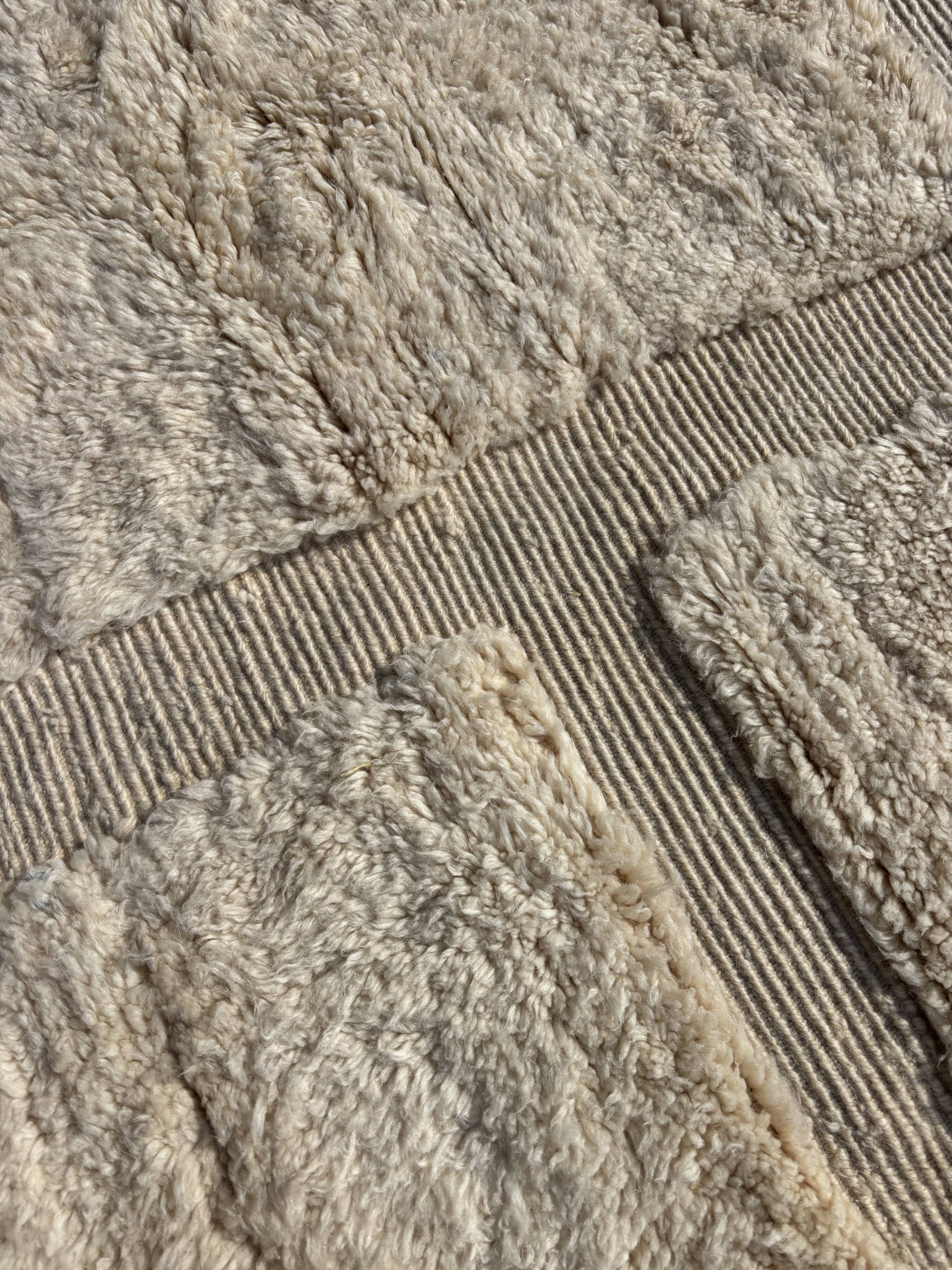 Tapis berbère marocain Beni ouarain M'rirt en laine blanche