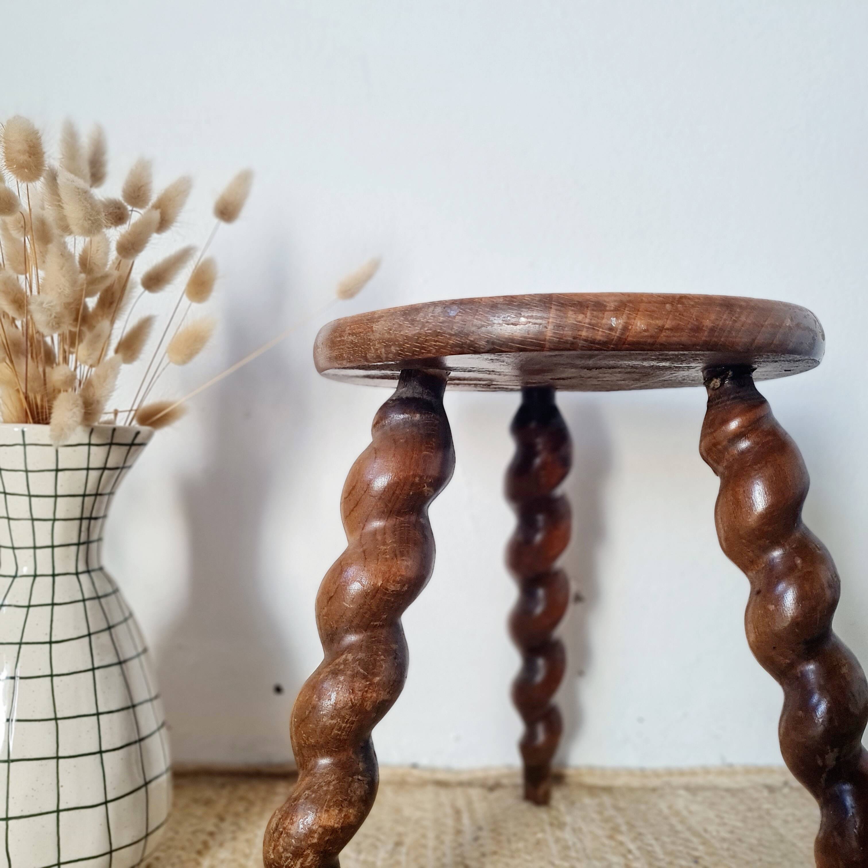 Modernist farm stool with screw legs