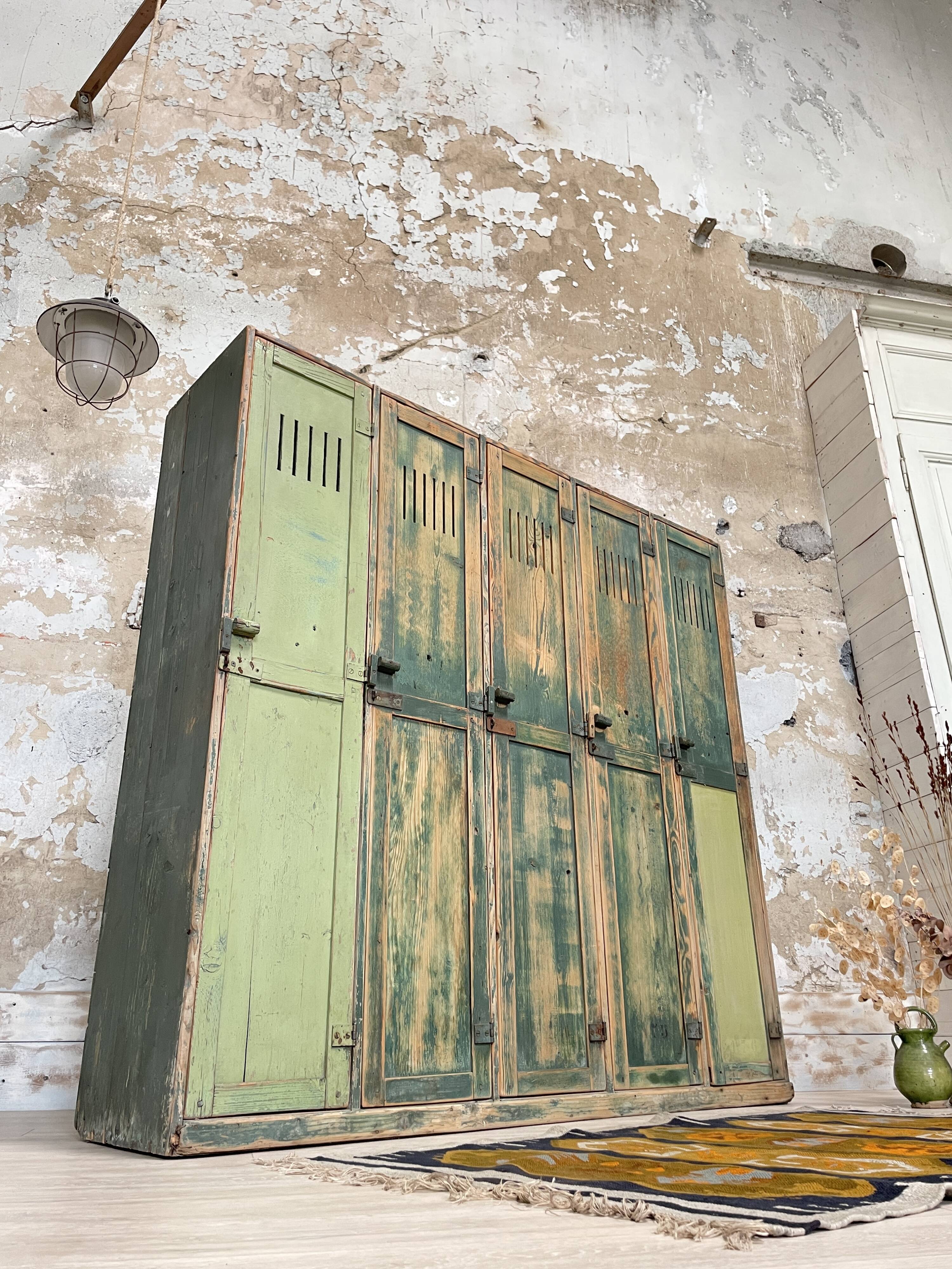 5-door cloakroom in patinated wood