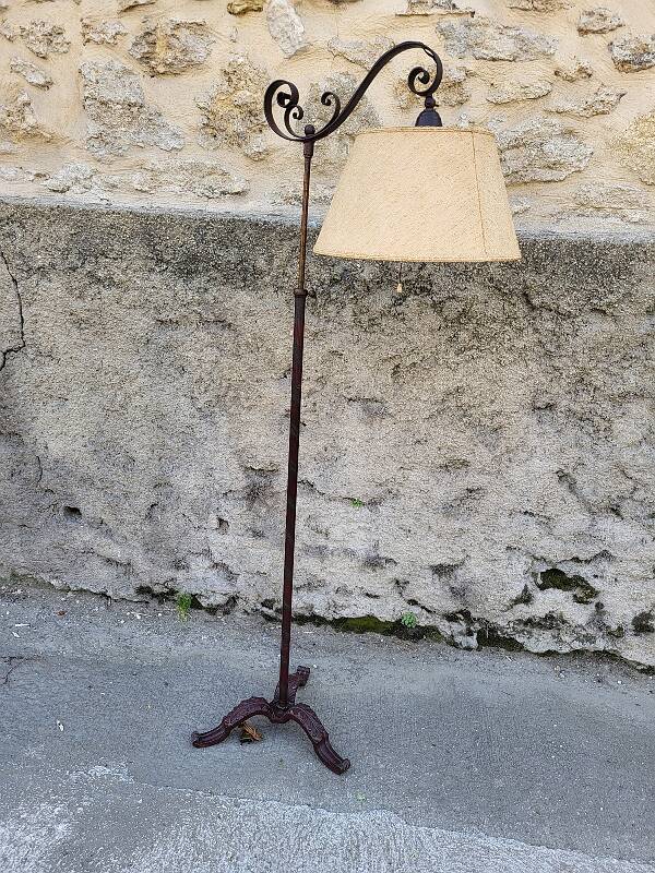 HEIGHT-ADJUSTABLE WROUGHT IRON FLOOR LAMP