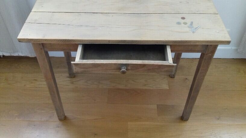 Table ancienne en bois avec inclusion de monnaies et de clés