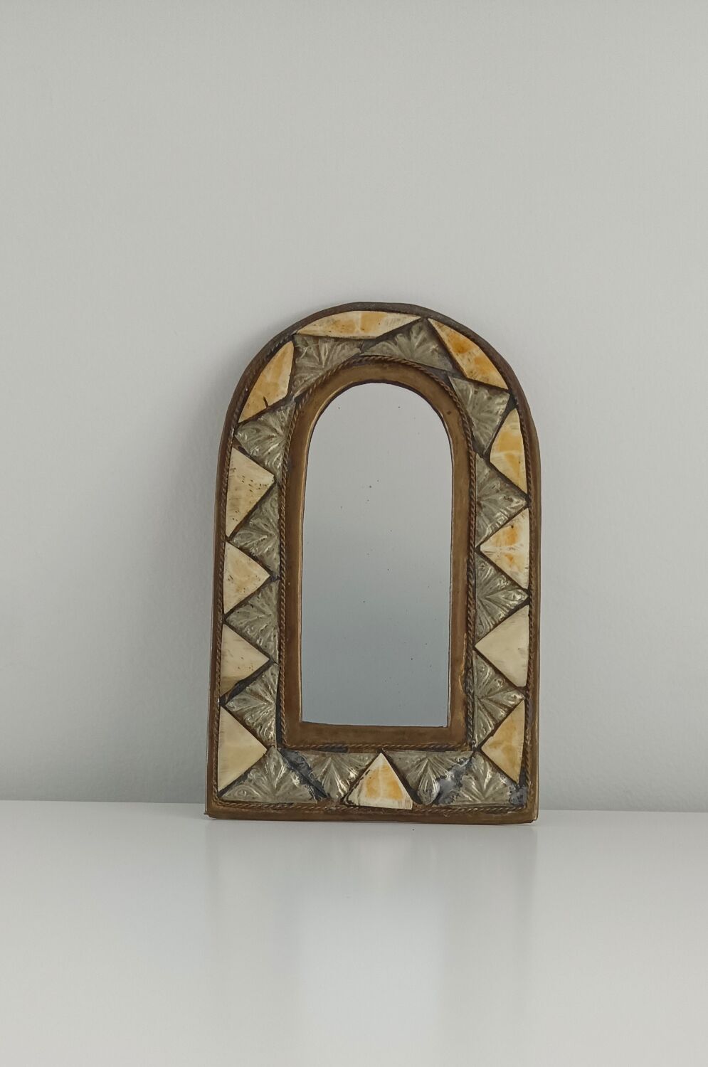 Miroir oriental en laiton et os