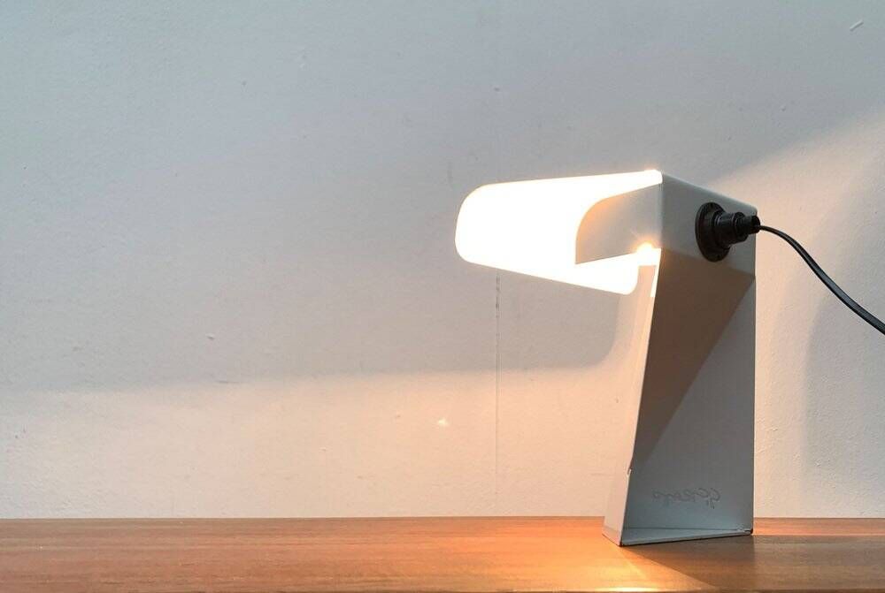 Lampe de table tole minimaliste italienne de l'âge spatial du milieu du siècle par G. Grego, années 1960.