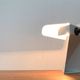 Lampe de table tole minimaliste italienne de l'âge spatial du milieu du siècle par G. Grego, années 1960.