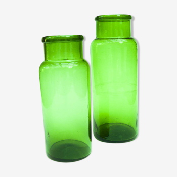 Deux vases pots verts en verre soufflé style flacon apothicaire pharmacie ouverture large